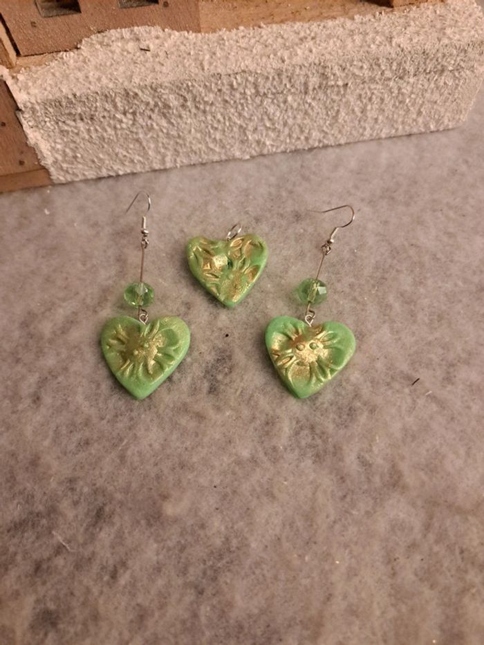 Boucles d'oreilles pendante cœur avec pendentif assortie - photo numéro 2