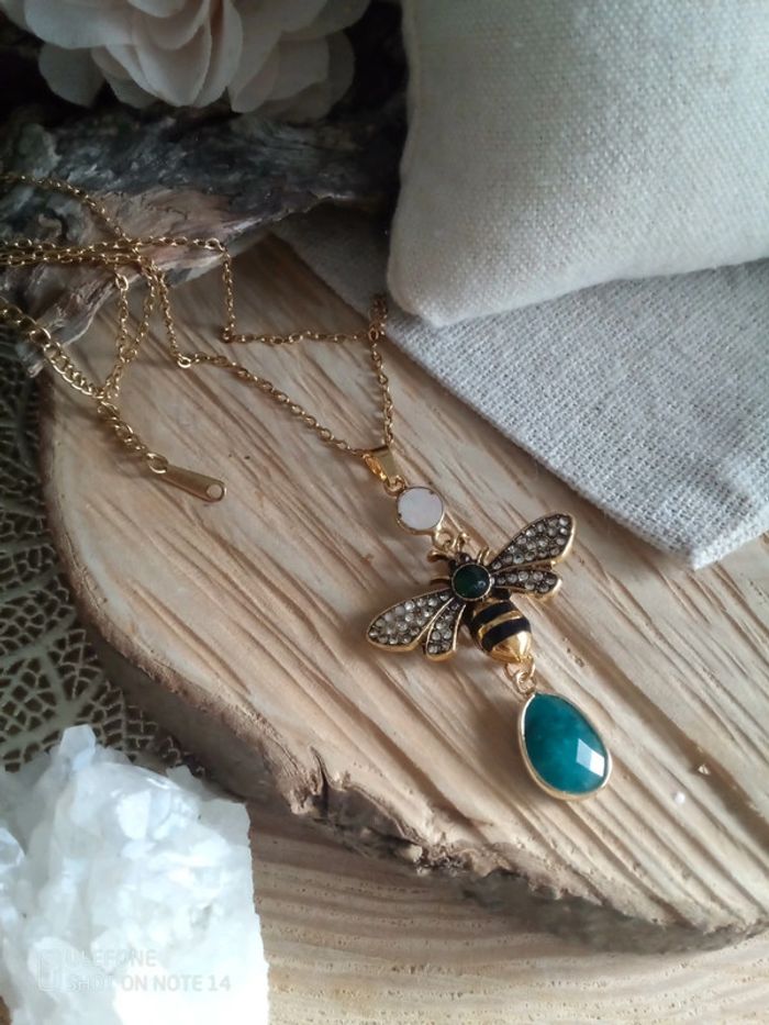 Collier pendentif abeille et pierres semi précieuses - photo numéro 2
