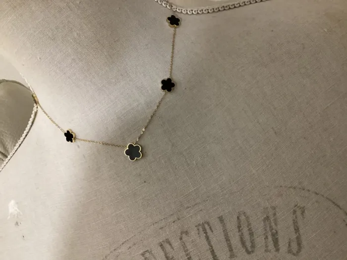 Collier acier inoxydable or réglable trèfles résine noire - photo numéro 3