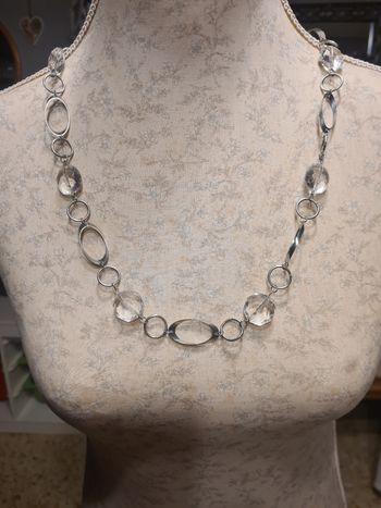 Collier. argenté et breloques transparente. 38 cm.