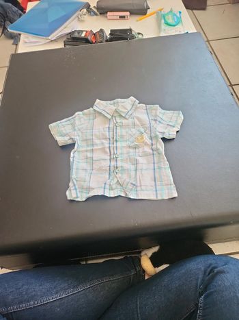 Chemise à manche courte bleu avec planche de surf 6M bébé reve