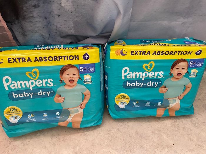 Deux paquets de couches Pampers taille 5