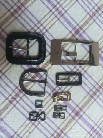 Lot de 9 boucles de ceinture de différentes tailles