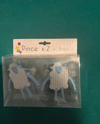 Pince en bois moutons