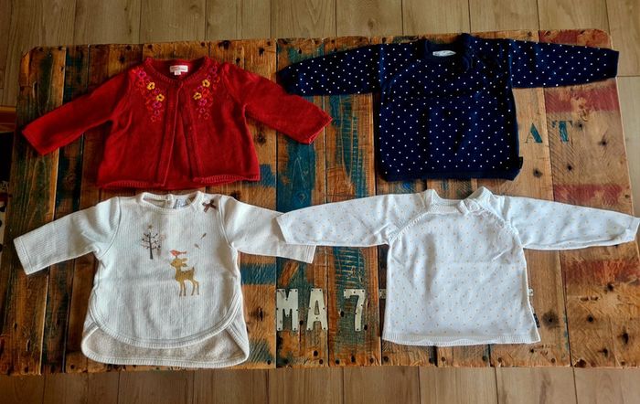 Lot de 4 petits pulls pour bebe fille.