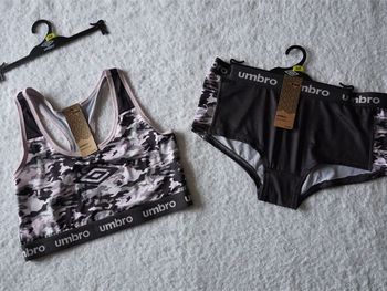 Ensemble de sport noir fantaisie Umbro neuf : Brassière + shorty pour Femme Taille : M (38)