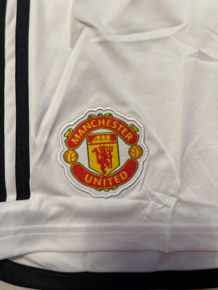 Short de foot Adidas équipe Manchester united avec chaussettes taille 9/10 ans authentique neuf - photo numéro 5