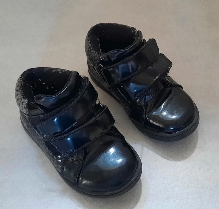 Basket noir taille 23 vernis