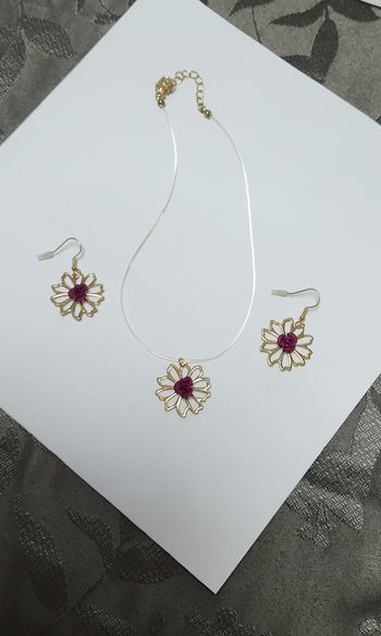 Ensemble collier, boucles d'oreilles fleurs neuf 