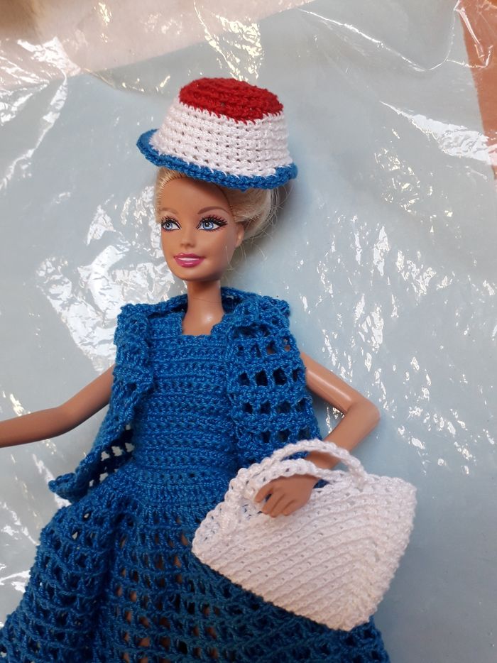 Poupée Barbie habillée de neuf