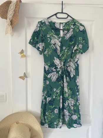 Robe verte à fleurs