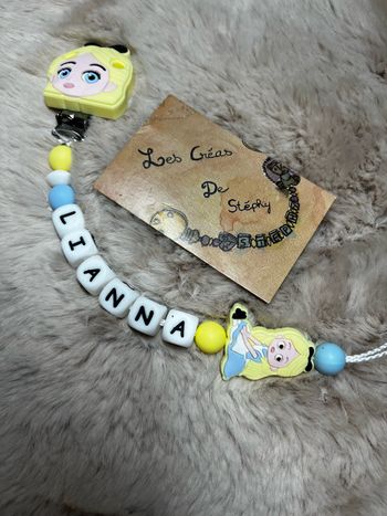 Attache tétine Alice aux pays des merveille