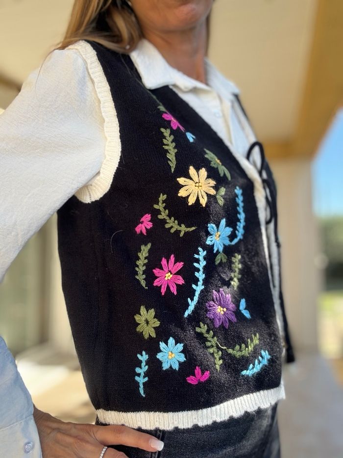 Gilet bohème sans manches noir et fleurs brodées