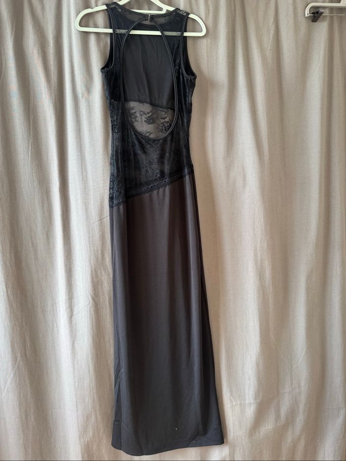 Robe noire longue dos nu avec dentelle – Élégante & sexy - photo numéro 3
