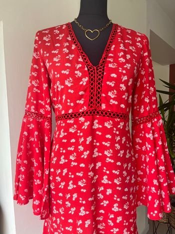 Robe printanière, rouge à fleurs blanches