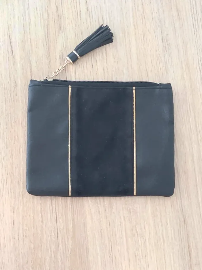 Pochette plate noir effet cuir daim or pompon / Maty - 18x14cm
