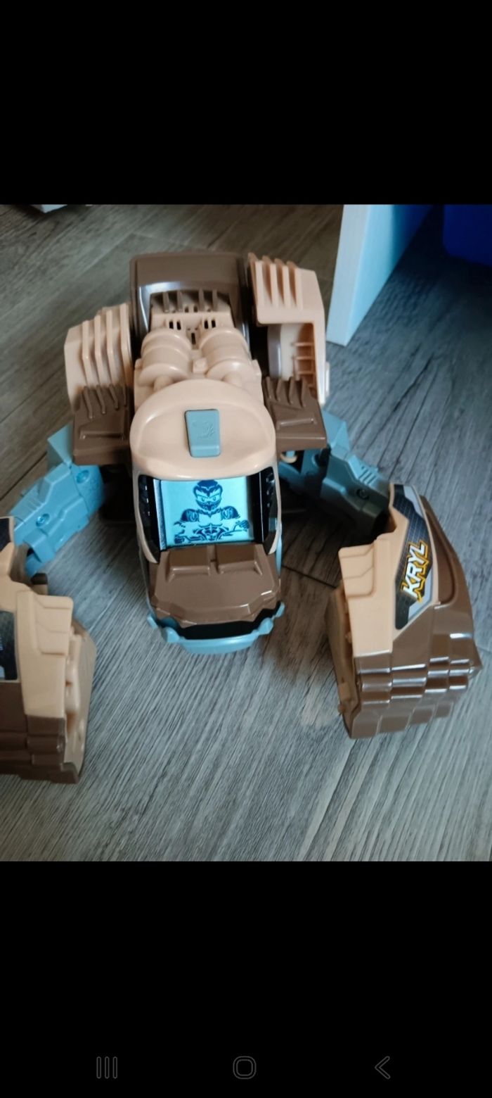 Transformer voiture singe parlant