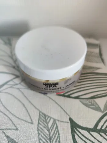 L'escapade spa chantilly de karité jasmin 100ml valeur 10€  à utiliser 6 mois après ouverture