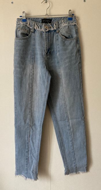 jeans droit effiloché à la taille