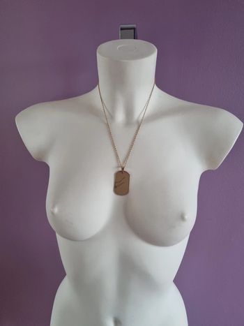 Collier doré pendentif main