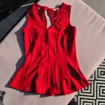 Top péplum camaieu taille s rouge dentelle
