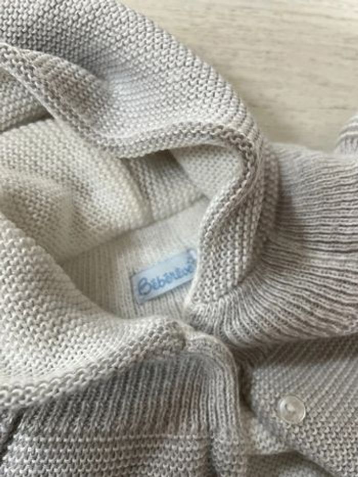 2 gilets blanc et gris 1 mois - photo numéro 7