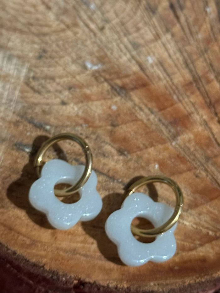 Boucles d’oreilles petites créoles acier inoxydable or fleur résine écrue mile Mila - photo numéro 3