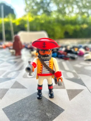 Figurine Playmobil pirate chapeau rouge
