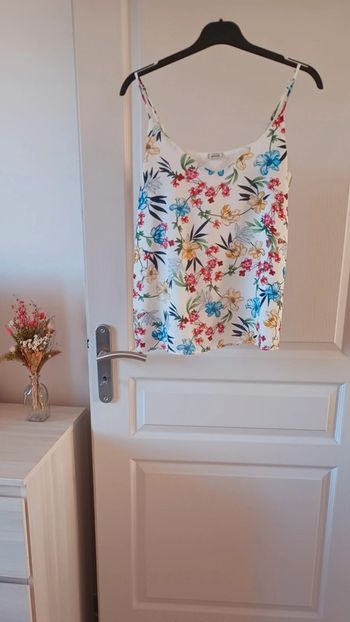 Débardeur femme fleurie Pimkie, taille S, en très bon état.