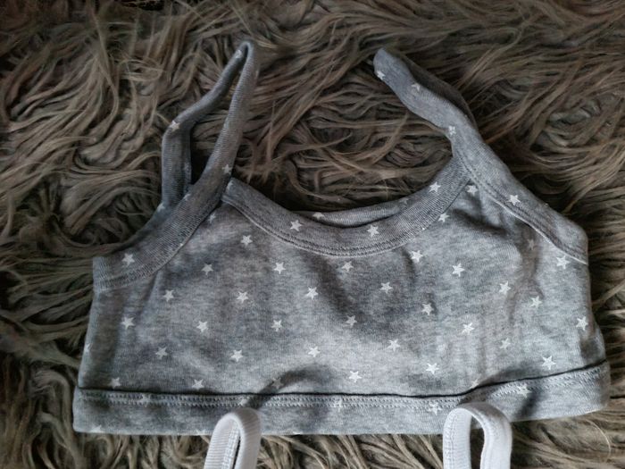 Lot 2 brassières 8ans  neuf - photo numéro 3