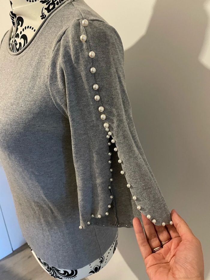 T-shirt manche courte ouverte extensible gris clair perles blanc col rond Miss Sara taille 36 - photo numéro 2