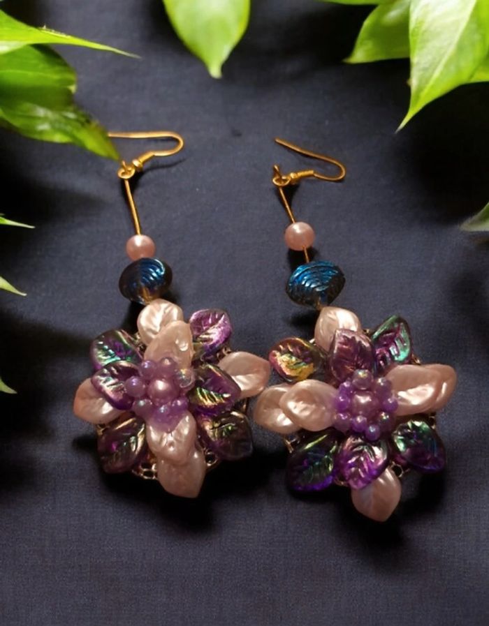 Boucles d'oreilles pendante violette et rose - photo numéro 3