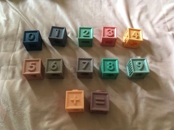 Cubes caoutchouc pour apprendre à compter