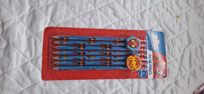 Lot 7 crayon des papiers Spider-Man
