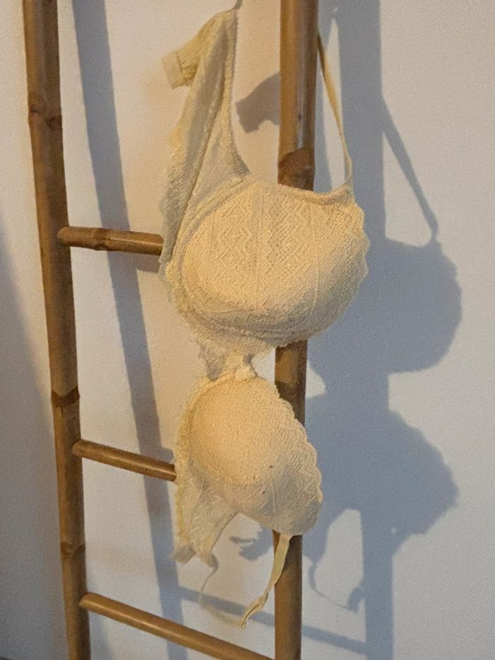 Soutien gorge jaune - photo numéro 2
