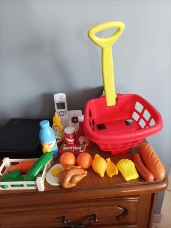Chariot avec objets en plastique pour jouer a la marchande