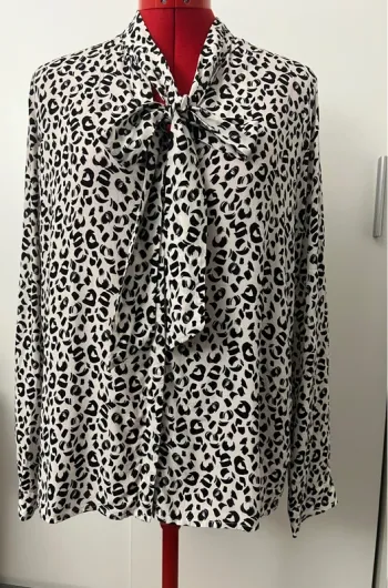 Chemise noir et blanche col lavaliere Caroll
