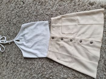 Ensemble XS composé d'un top dos nu kiabi et d'une jupe style daim jennyfer