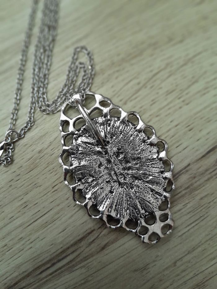 Collier porté par Rosalie dans la Saga Twilight - photo numéro 3