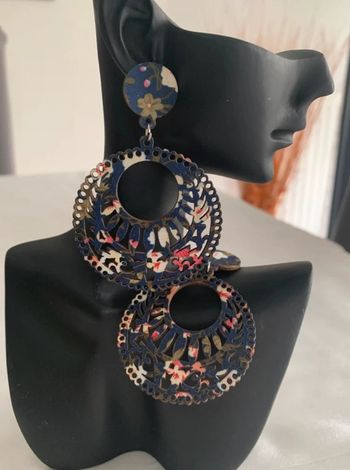 Boucles d’oreilles xxl pendantes bohème en bois et tissu floral bleu marine et rose