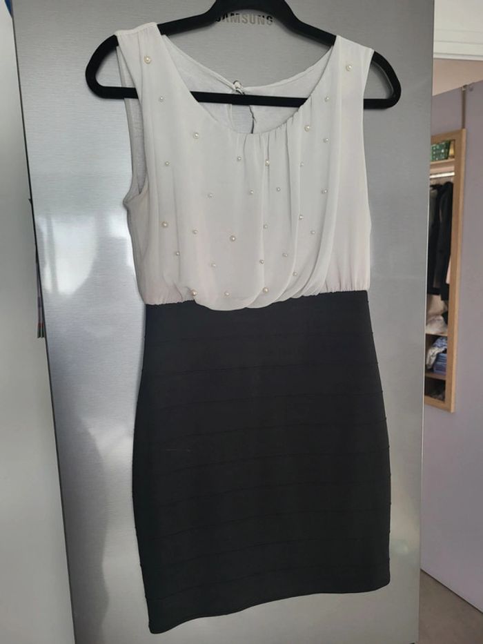 Robe moulante à perles