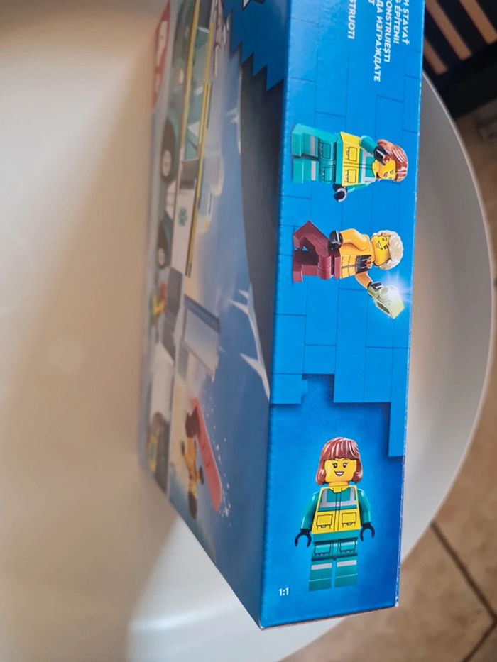 Lego city 60403 - ambulance de secours -neuf - photo numéro 4