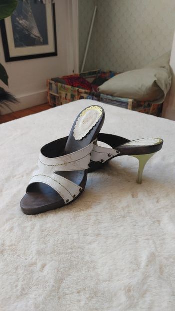 Magnifique mule escarpins vintage ouverts en cuir et bois talon fine transparente