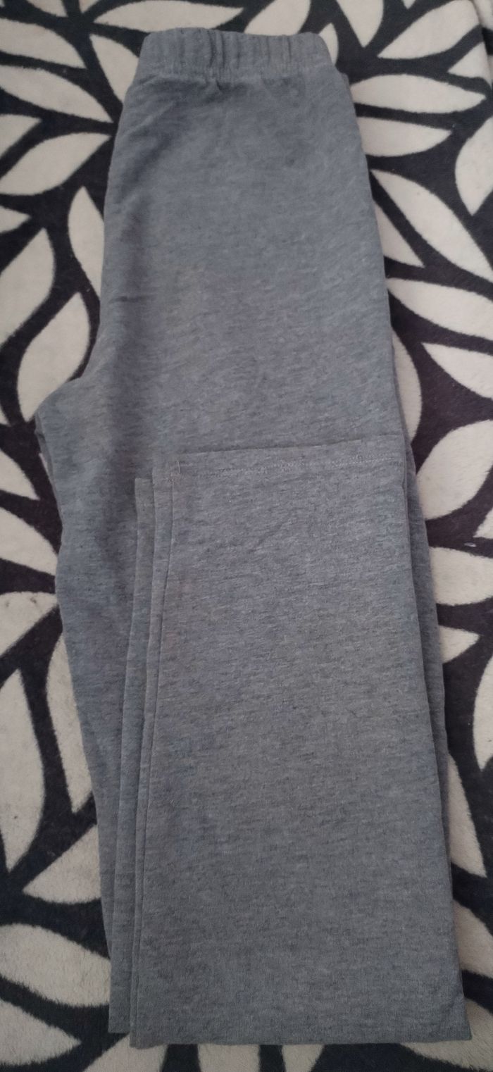 Jooging gris "Décathlon" 10/11 ans + un tee shirt offert