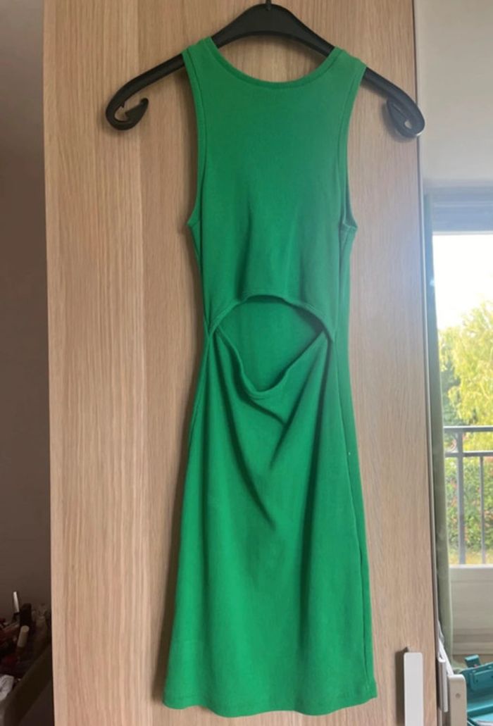 Robe moulante ouverte au niveau du nombril