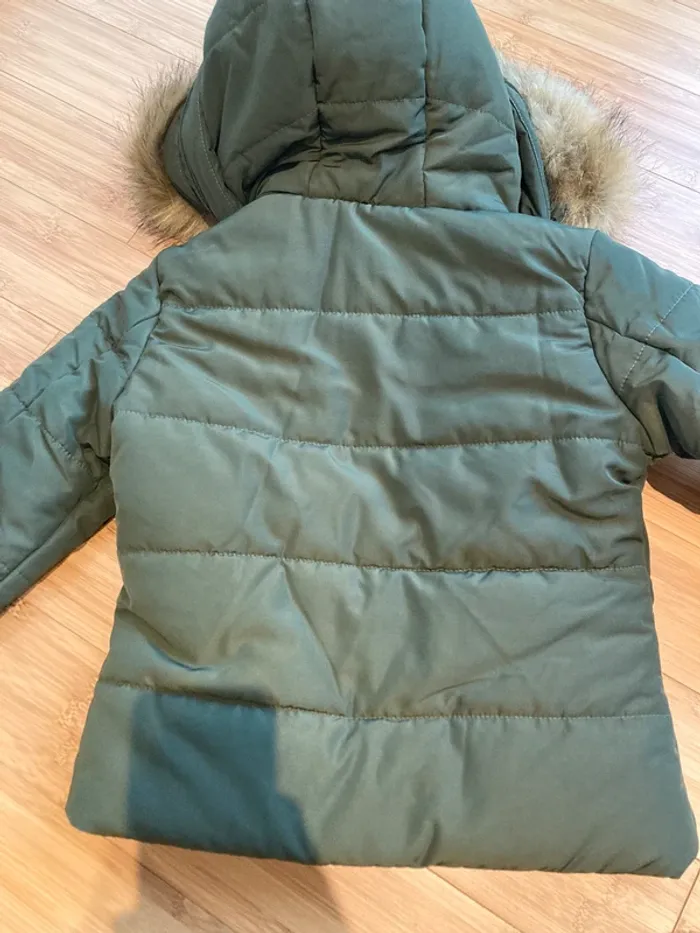 6 ans - Veste doudoune toute neuve avec étiquette - taille bien correctement - photo numéro 6
