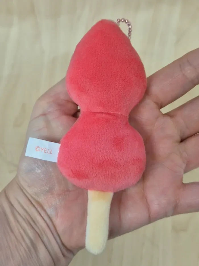 Porte-clés peluche Tsuburana Hitomi : Brochette fraises - photo numéro 3