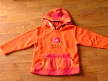 Sweat shirt à capuche orange, rose et fleur taille 5 ans TBE