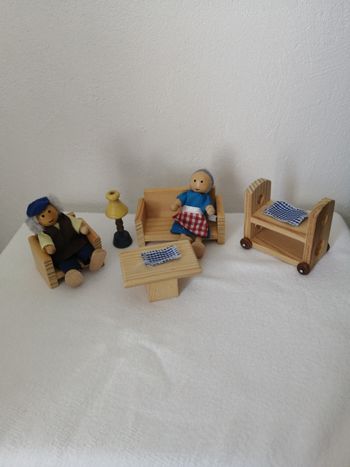 meuble et poupée en bois