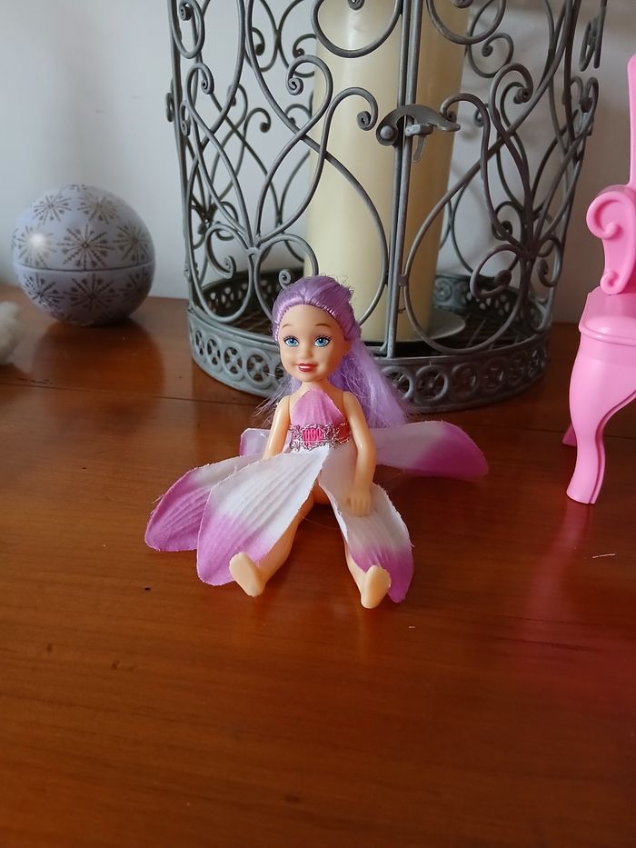 Petite Poupée/robe-pétales + Fauteuil - photo numéro 3